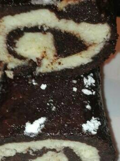 Una foto de Brazo de chocolate y crema de queso fresco