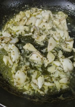 Una foto de Sepia con ajos y vino