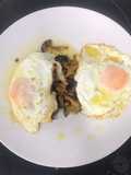 Huevos fritos con ángulas de monte a la bilbaína (cantarelus)