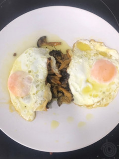 Una foto de Huevos fritos con ángulas de monte a la bilbaína (cantarelus)