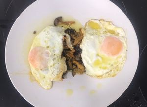 Foto principal de Huevos fritos con ángulas de monte a la bilbaína (cantarelus)