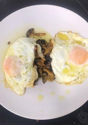 Una foto de Huevos fritos con ángulas de monte a la bilbaína (cantarelus)
