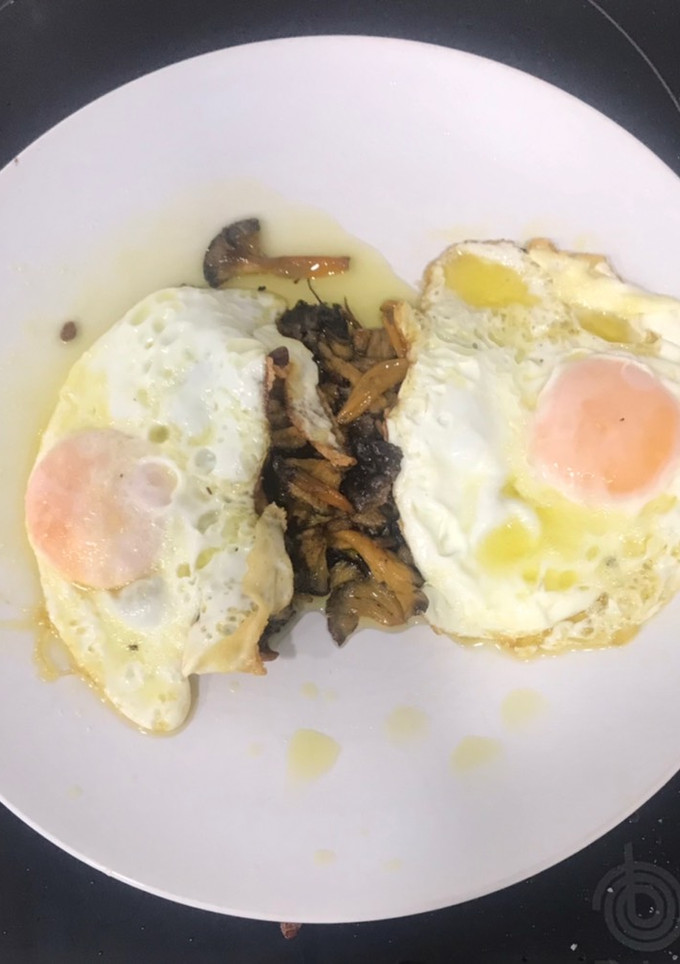 Una foto de Huevos fritos con ángulas de monte a la bilbaína (cantarelus)