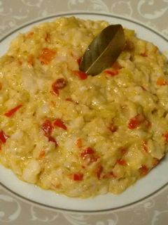 Una foto de Merluza con calabacín y pimientos rojos a la bechamel