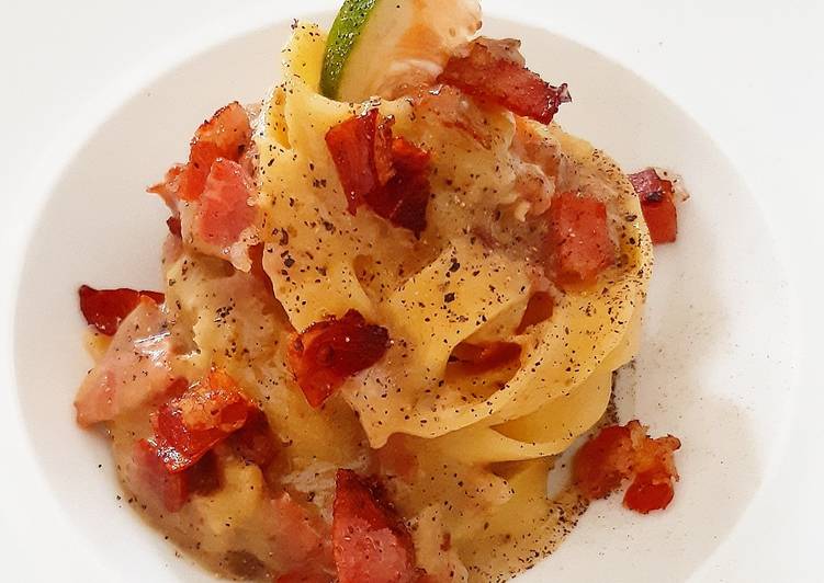 Tagliatelle pecorino, pepe, fichi e speck