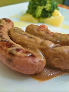 Una foto de Salchichas de pollo flameadas con vino blanco y miel 🍇🍯🔥