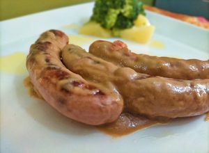 Foto principal de Salchichas de pollo flameadas con vino blanco y miel 🍇🍯🔥
