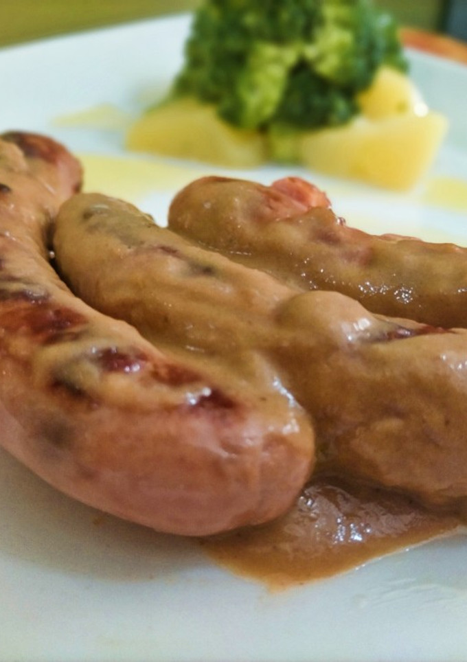 Una foto de Salchichas de pollo flameadas con vino blanco y miel 🍇🍯🔥