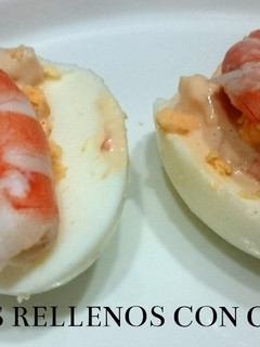 Una foto de Huevos rellenos de langostino