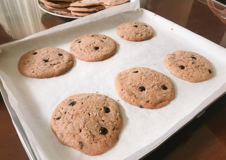 Langkah Mudah untuk Menyiapkan Soft Baked Chocolate Chip Cookies, Menggugah Selera