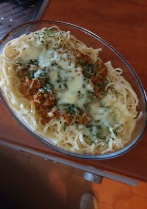 Una foto de Espaguetis con carne y queso