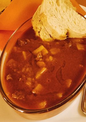 Foto di Goulash o spezzatino di manzo con patate