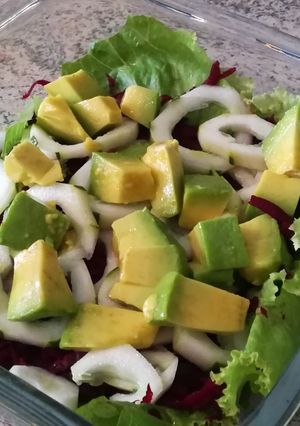 Una foto de Ensalada de Remolacha, Pepino, Aguacate y Lechuga