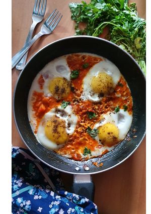 A picture of Poached Egg in tomato and onion gravy.