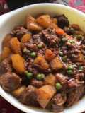 Estofado de carne con papas, zanahorias y guisantes
