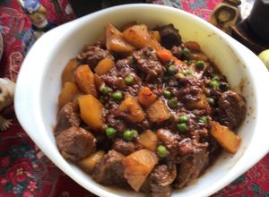 Una foto de Estofado de carne con papas, zanahorias y guisantes