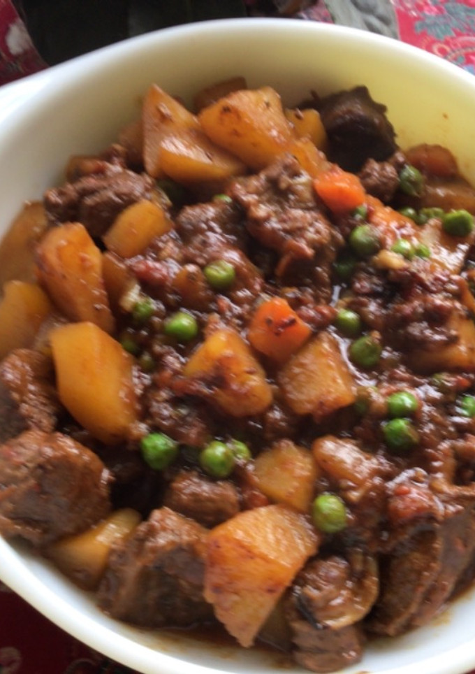 Una foto de Estofado de carne con papas, zanahorias y guisantes