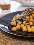 Garbanzos de bote al Pil pil con Caballa, Piquillos y arena de Olivas negras