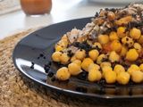 Garbanzos de bote al Pil pil con Caballa, Piquillos y arena de Olivas negras