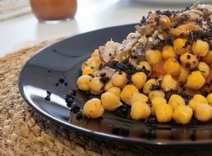 Una foto de Garbanzos de bote al Pil pil con Caballa, Piquillos y arena de Olivas negras