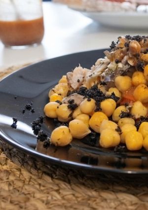 Una foto de Garbanzos de bote al Pil pil con Caballa, Piquillos y arena de Olivas negras