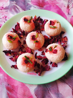 रोज़ संदेश (Rose Sandesh recipe in Hindi) रेसिपी मुख्य फोटो