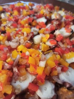 Una foto de Ensalada fresca de pulpo con salmorejo