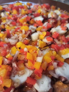Una foto de Ensalada fresca de pulpo con salmorejo
