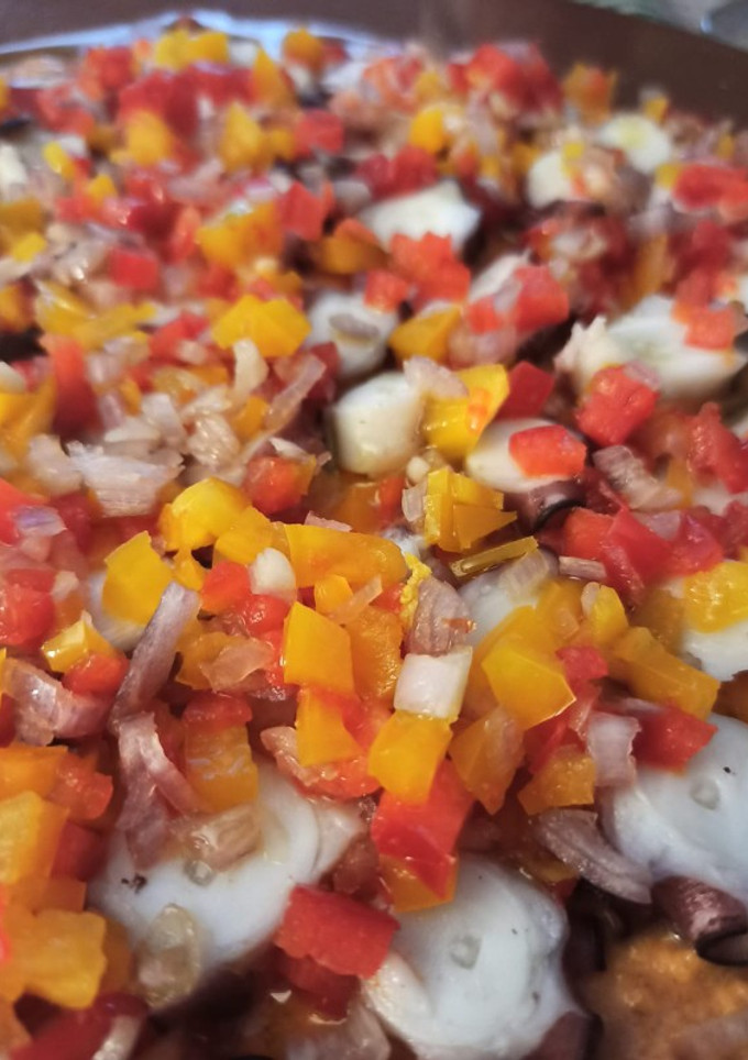 Una foto de Ensalada fresca de pulpo con salmorejo