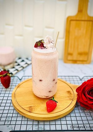 A picture of Strawberry milkshake.
