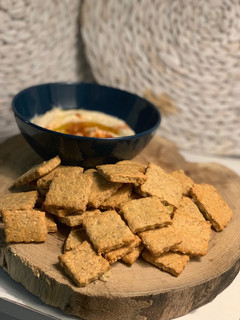 Una foto de Galletas saladas de harina de garbanzo y sésamo con parmesano