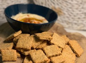 Foto principal de Galletas saladas de harina de garbanzo y sésamo con parmesano