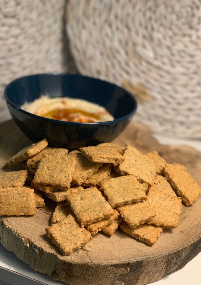 Una foto de Galletas saladas de harina de garbanzo y sésamo con parmesano
