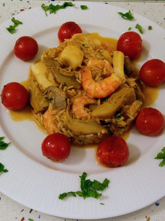 Una foto de Arroz con chocos, alcachofas y langostinos