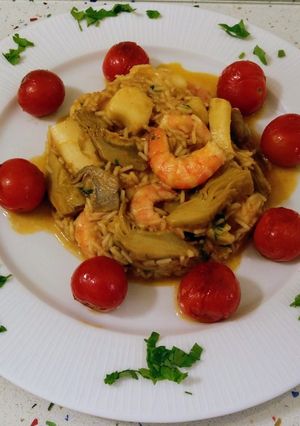 Una foto de Arroz con chocos, alcachofas y langostinos