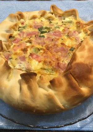 Una foto de Tarta de jamón, queso y verdeo