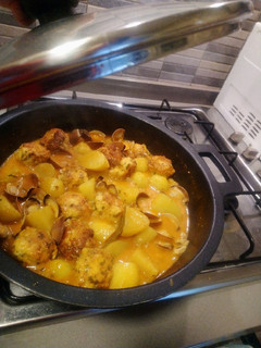 Una foto de Patatas guisadas con albóndigas de bacalao