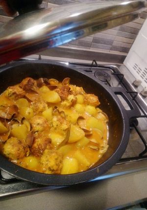 Una foto de Patatas guisadas con albóndigas de bacalao