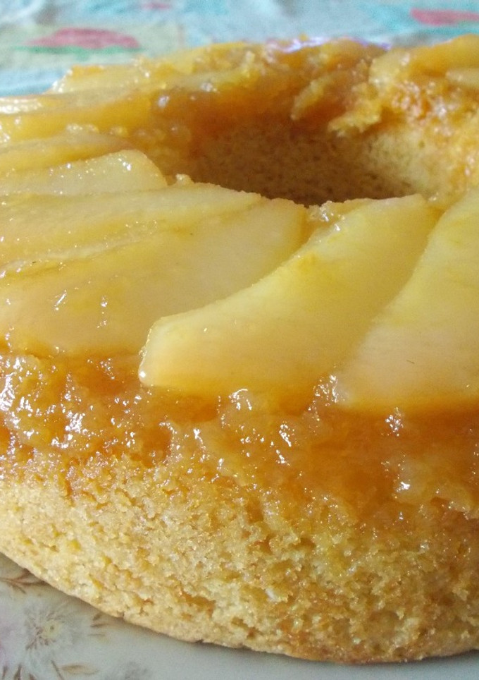 Una foto de Torta invertida de peras