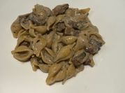 Una foto di funghi champignon e panna