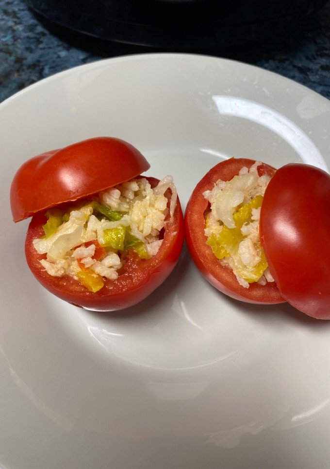 Una foto de Tomates rellenos de ensalada de arroz
