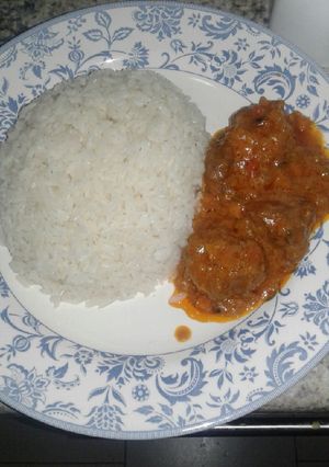Una foto de Arroz blanco con albóndigas a la crema de coco