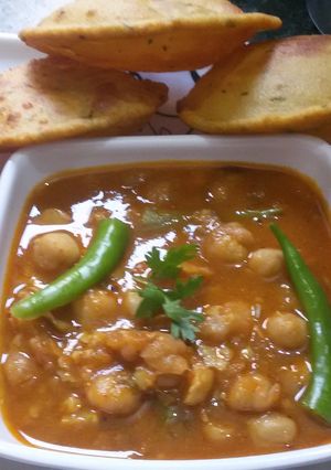 छोले विद मसाला पूरी (chole with masala puri recipe in hindi) रेसिपी मुख्य फोटो