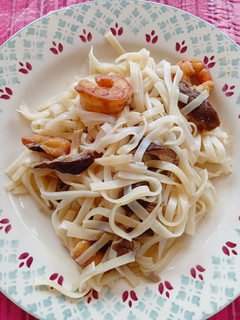 Una foto de Noodles de arroz con chitaques y gambas