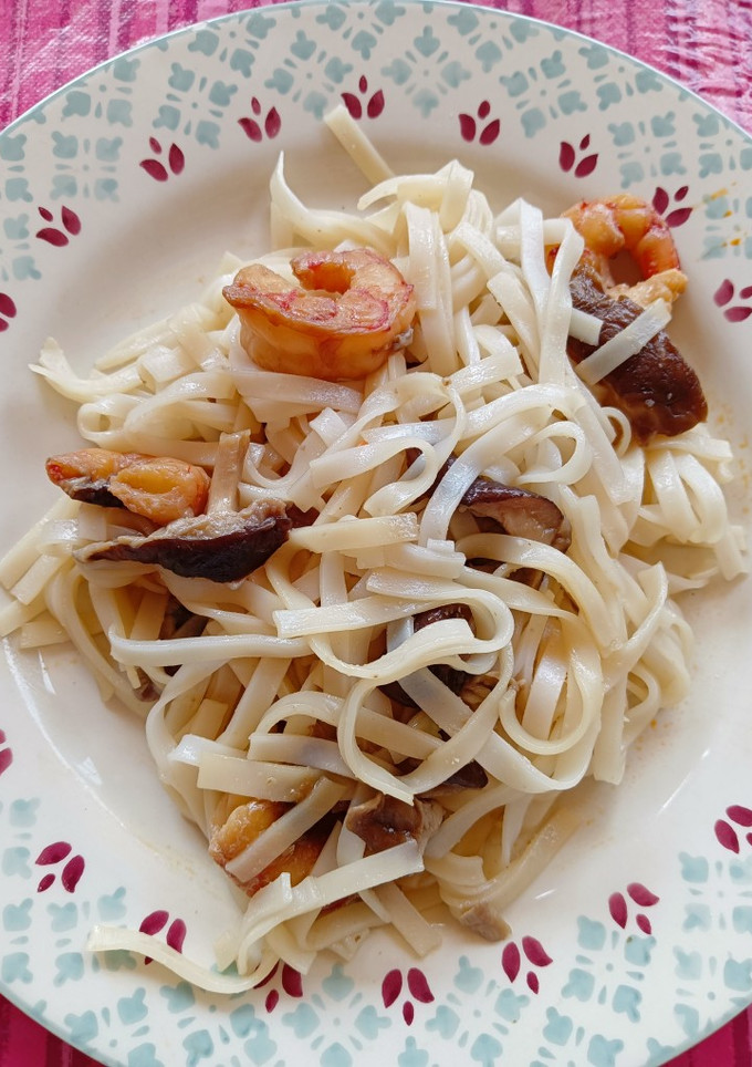 Una foto de Noodles de arroz con chitaques y gambas