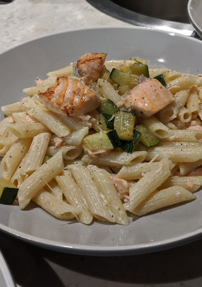 A picture of Pasta with salmon and cream cheese.