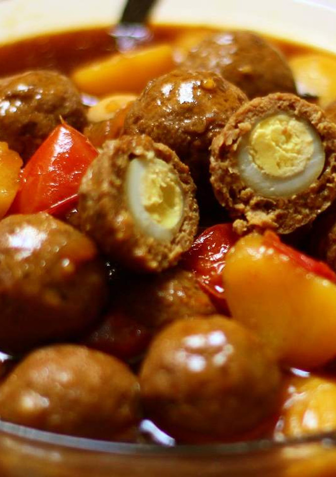 Foto resep Semur Bola Bola Daging isi Telur Puyuh lezatttt