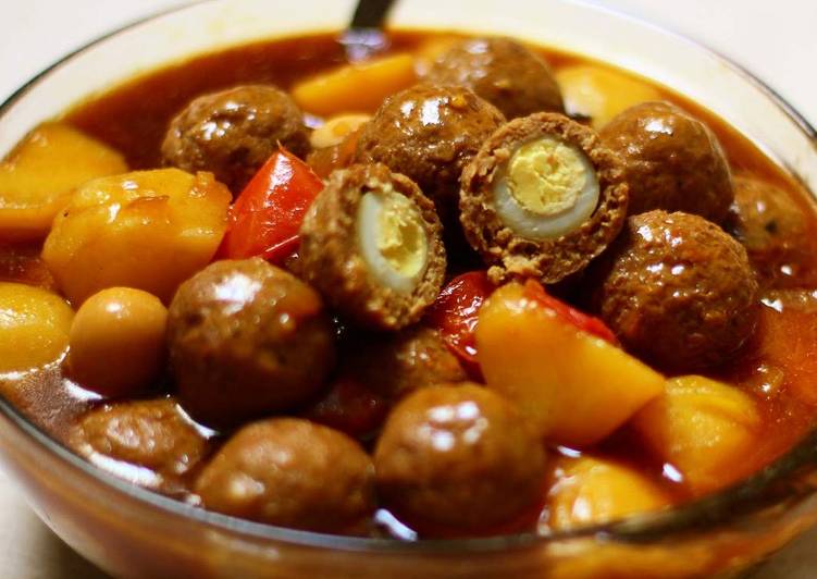 Resep Semur Bola Bola Daging isi Telur Puyuh lezatttt oleh Tintin Rayner - Cookpad