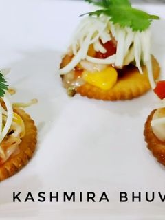 બિસ્કિટ પિઝા (Biscuit pizza recipe in Gujarati રેસીપી મુખ્ય ફોટો