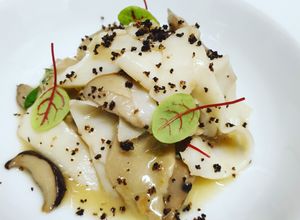 Foto di Tagliatelle di seppia con funghi porcini e croccante all' aglio